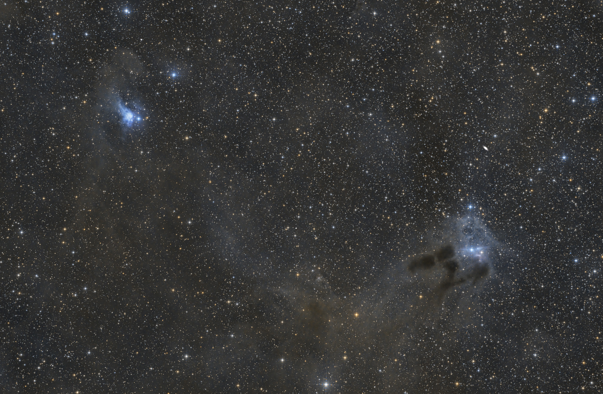 The blue reflection nebula VDB 29 at the top left is in the constellation Taurus. The reflection nebula VDB 31 and the teardrop-shaped dark nebulae Barnard 26, 27 and 28 at the bottom right are already in the constellation Auriga.